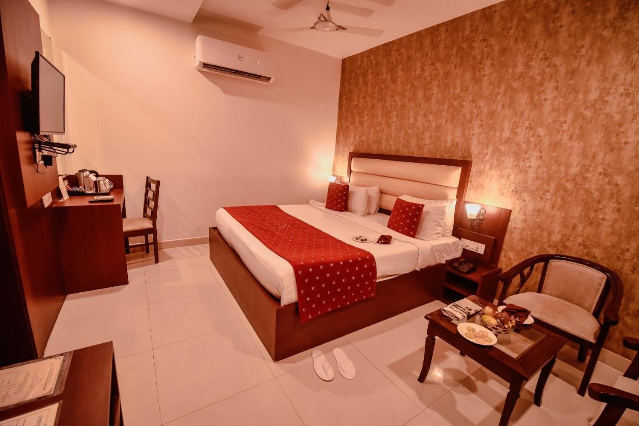 Konark Grand Hotel Mirzāpur Exterior foto