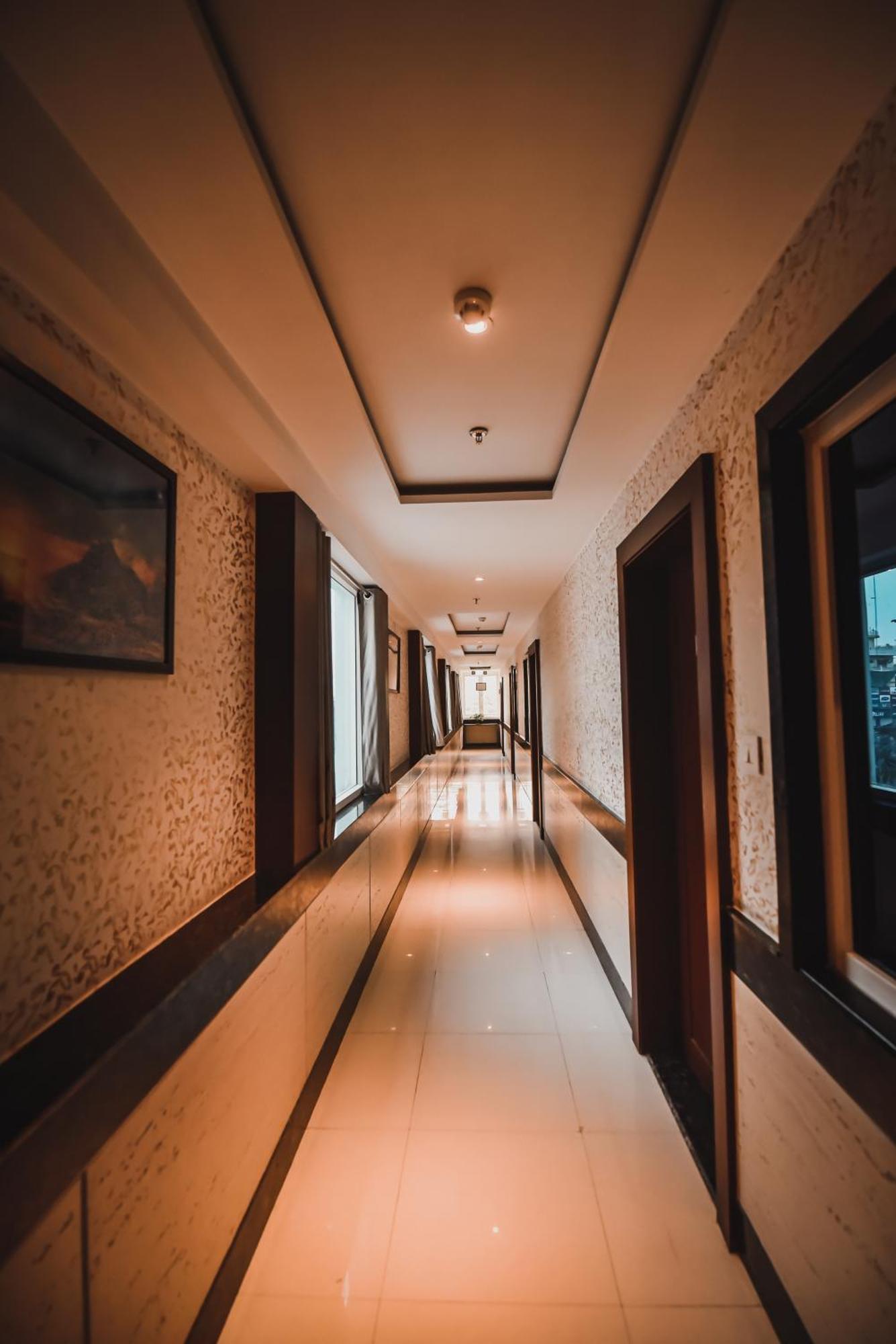 Konark Grand Hotel Mirzāpur Exterior foto