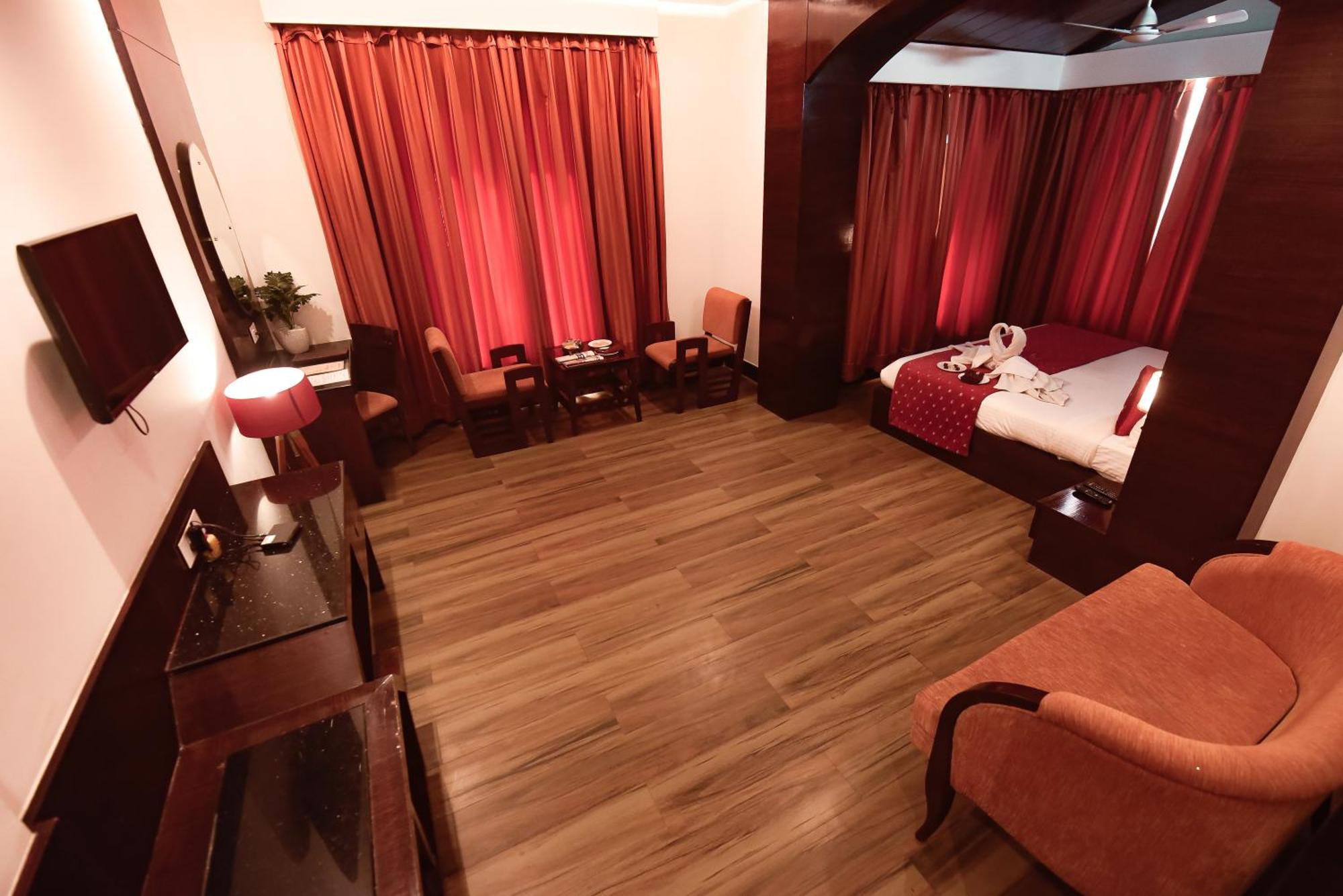 Konark Grand Hotel Mirzāpur Exterior foto