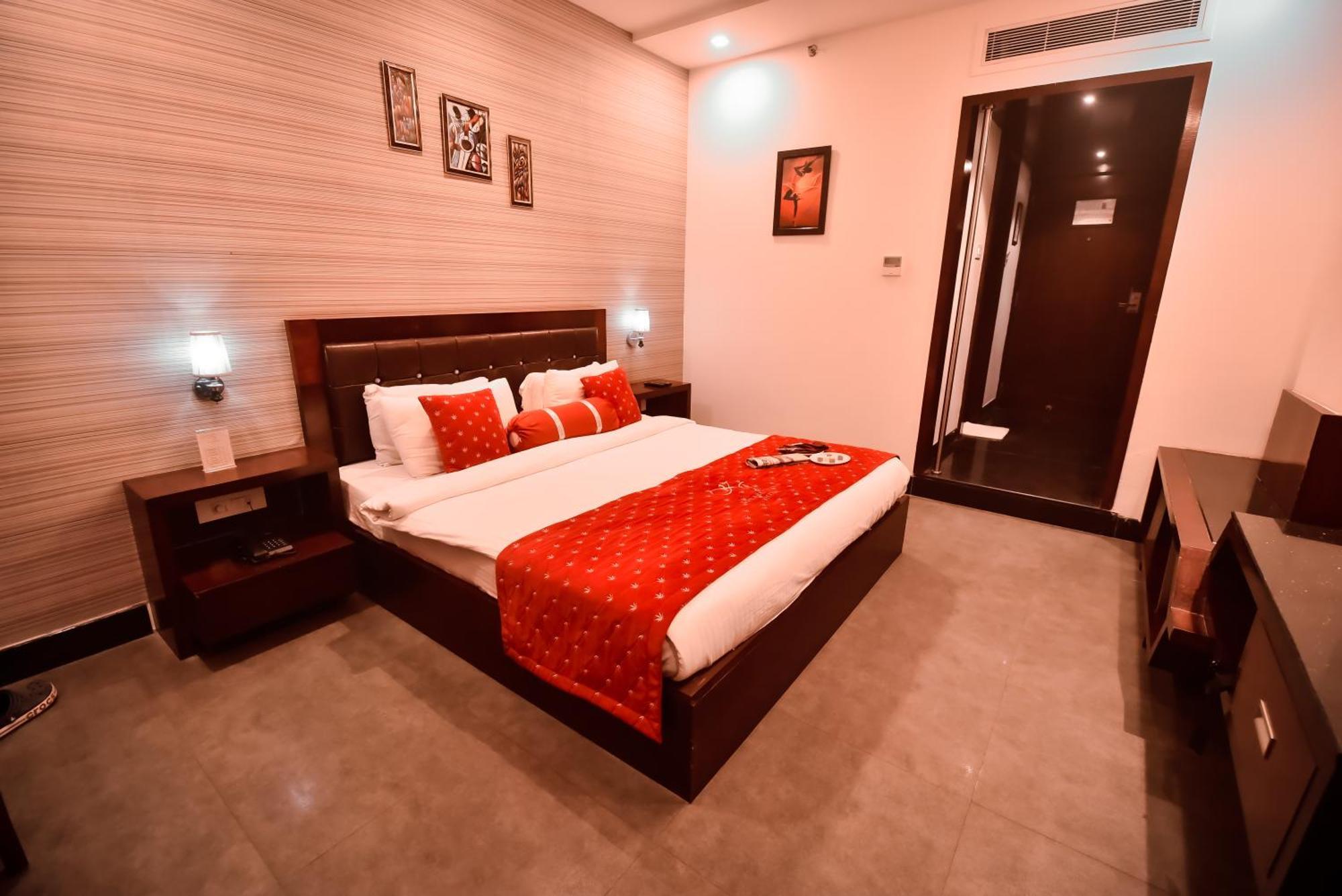 Konark Grand Hotel Mirzāpur Exterior foto