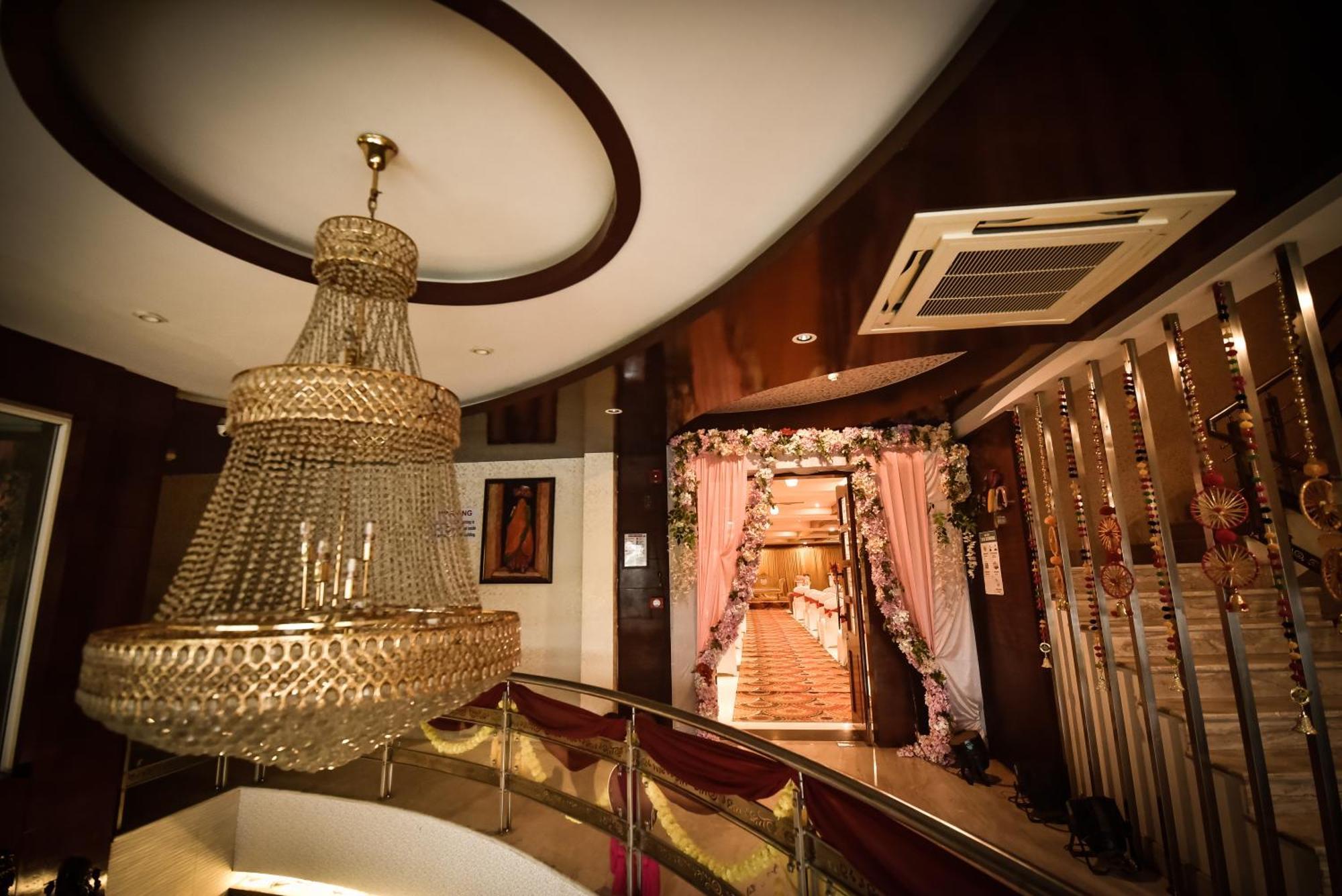 Konark Grand Hotel Mirzāpur Exterior foto