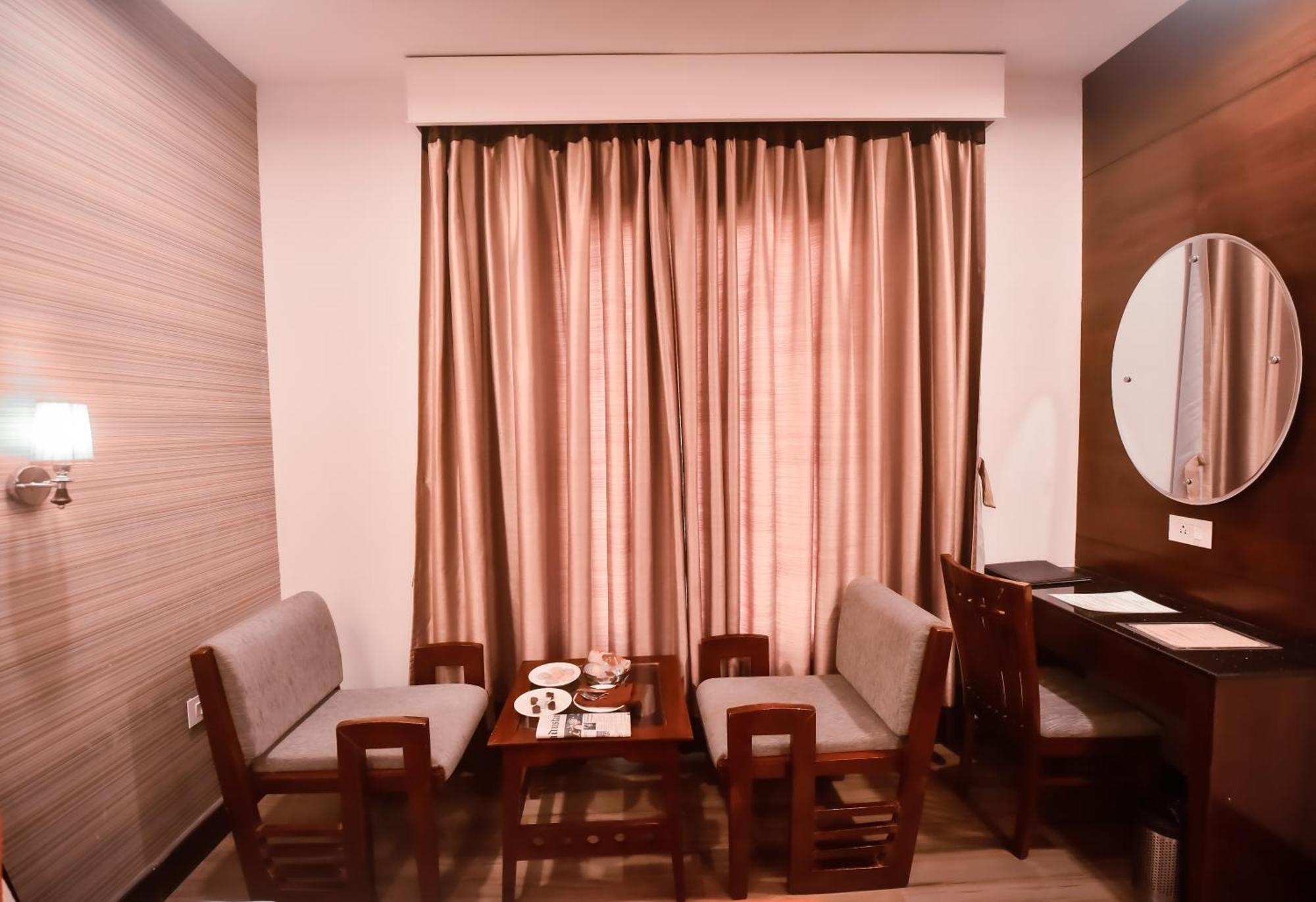 Konark Grand Hotel Mirzāpur Exterior foto