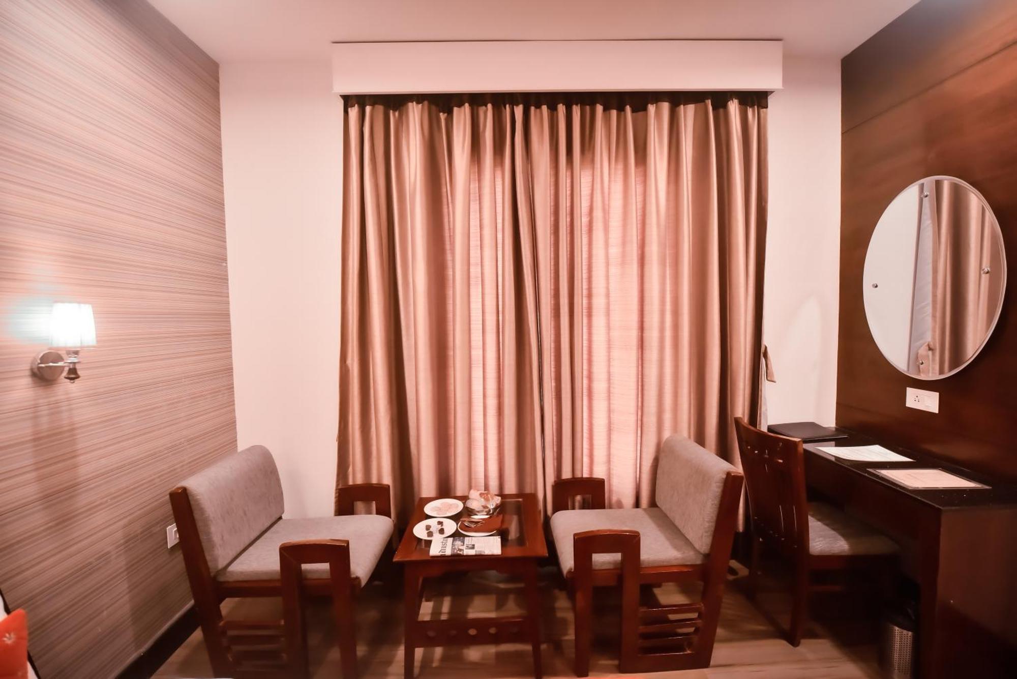 Konark Grand Hotel Mirzāpur Exterior foto