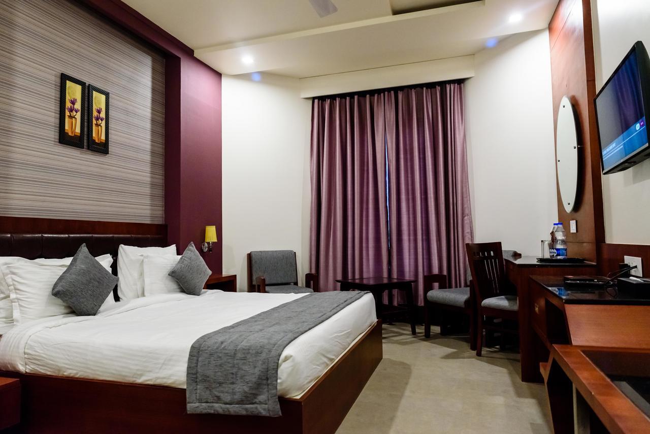 Konark Grand Hotel Mirzāpur Exterior foto